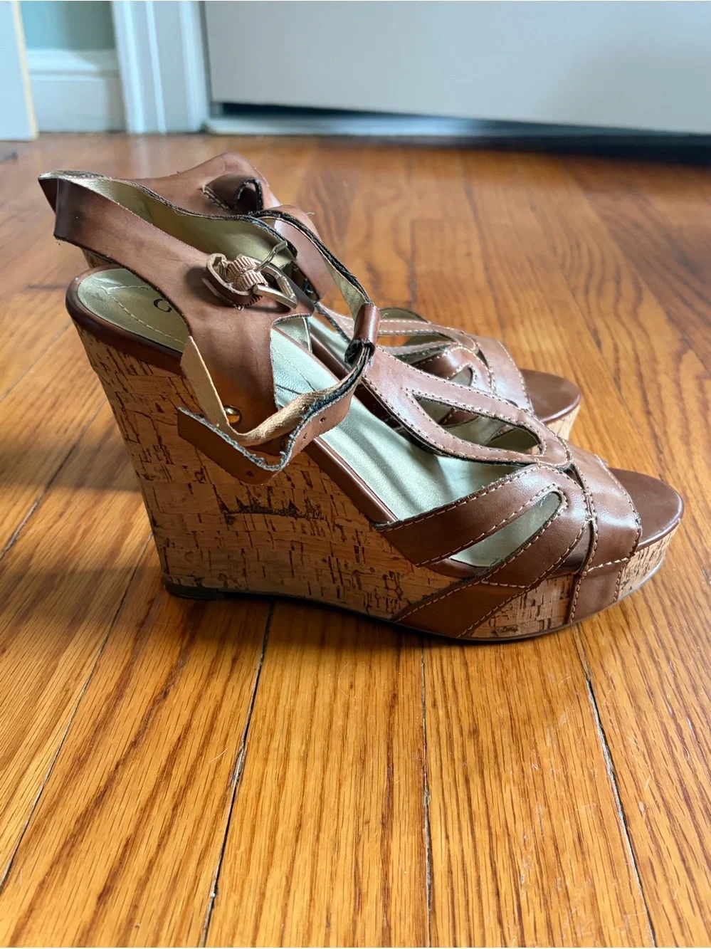 Guess tan vegan Leather T-Strap Wedge Sandals size 7